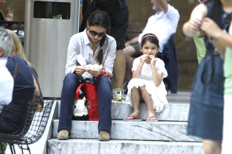 Katie Holmes e Suri Cruise se divertem em passeio a museu