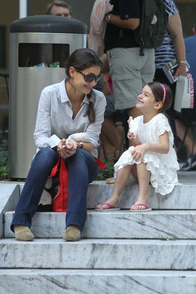 Katie Holmes e Suri Cruise se divertem em passeio a museu