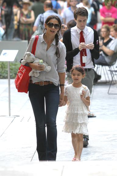 Katie Holmes e Suri Cruise se divertem em passeio a museu