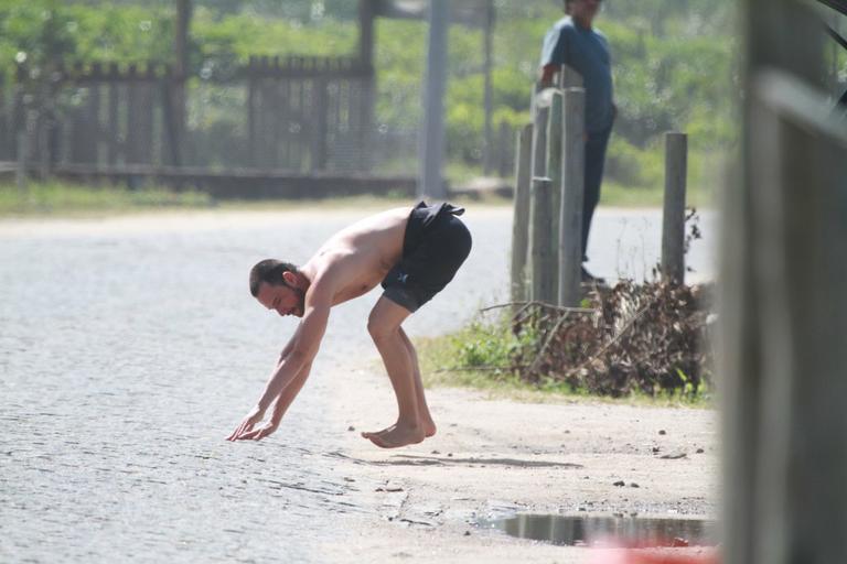 Rodrigo Santoro mostra habilidade no surfe pelo Rio de Janeiro