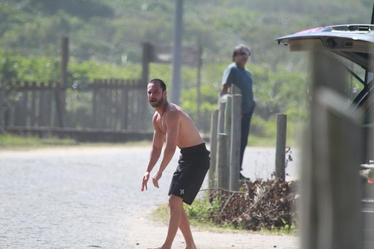 Rodrigo Santoro mostra habilidade no surfe pelo Rio de Janeiro