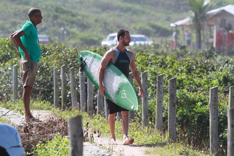 Rodrigo Santoro mostra habilidade no surfe pelo Rio de Janeiro