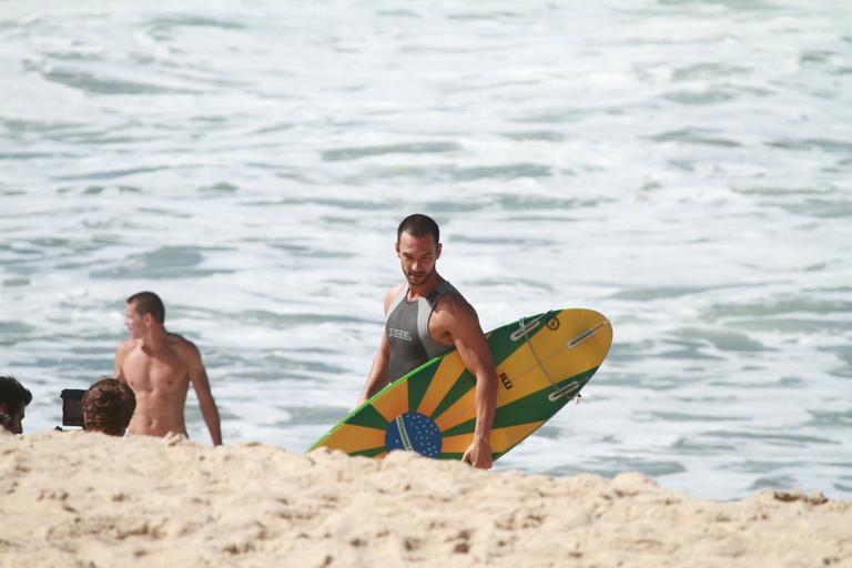 Rodrigo Santoro mostra habilidade no surfe pelo Rio de Janeiro