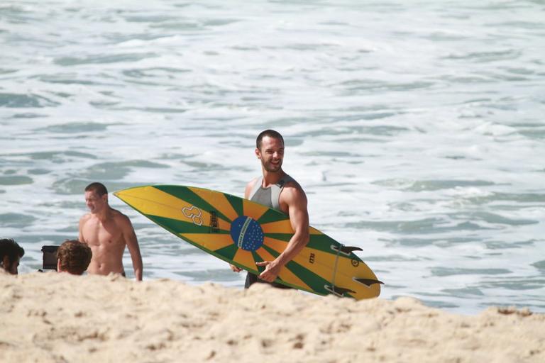 Rodrigo Santoro mostra habilidade no surfe pelo Rio de Janeiro