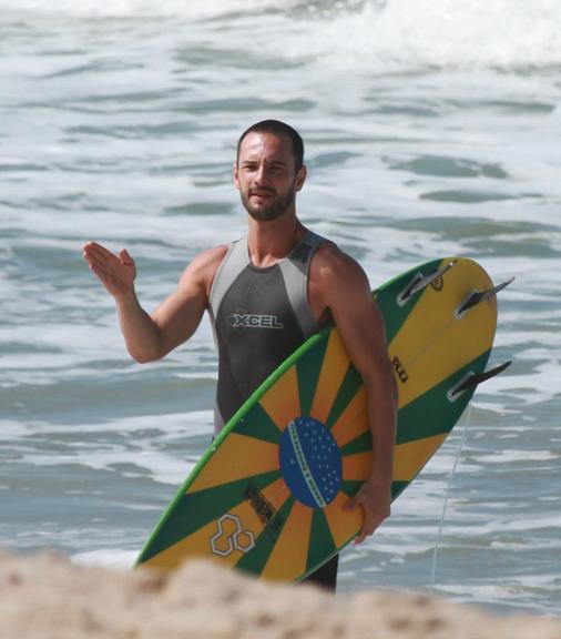 Rodrigo Santoro mostra habilidade no surfe pelo Rio de Janeiro