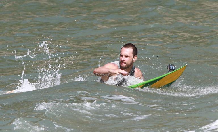 Rodrigo Santoro mostra habilidade no surfe pelo Rio de Janeiro