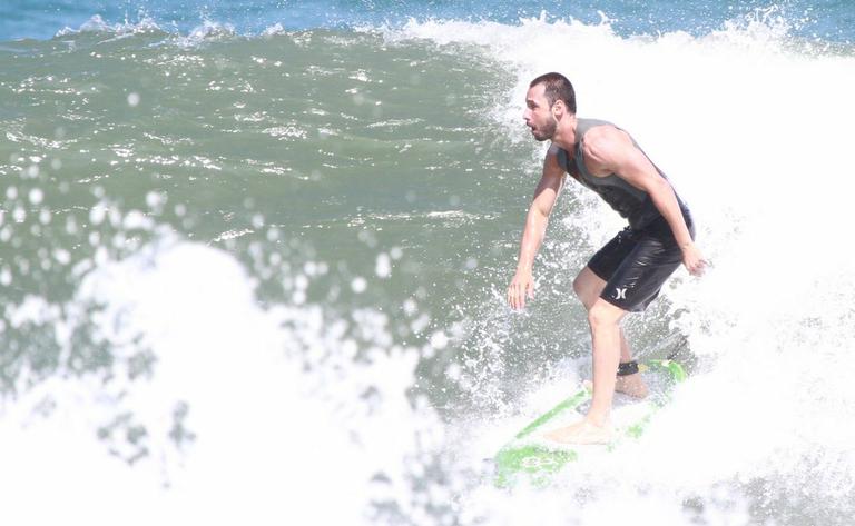 Rodrigo Santoro mostra habilidade no surfe pelo Rio de Janeiro