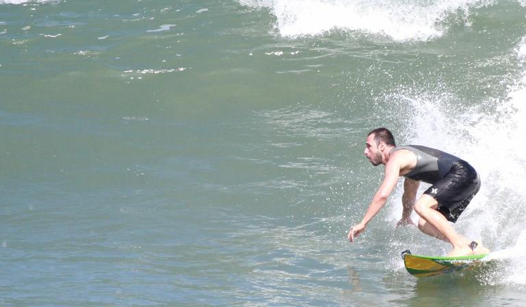 Rodrigo Santoro mostra habilidade no surfe pelo Rio de Janeiro