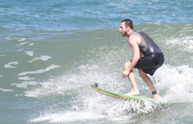 Rodrigo Santoro mostra habilidade no surfe pelo Rio de Janeiro