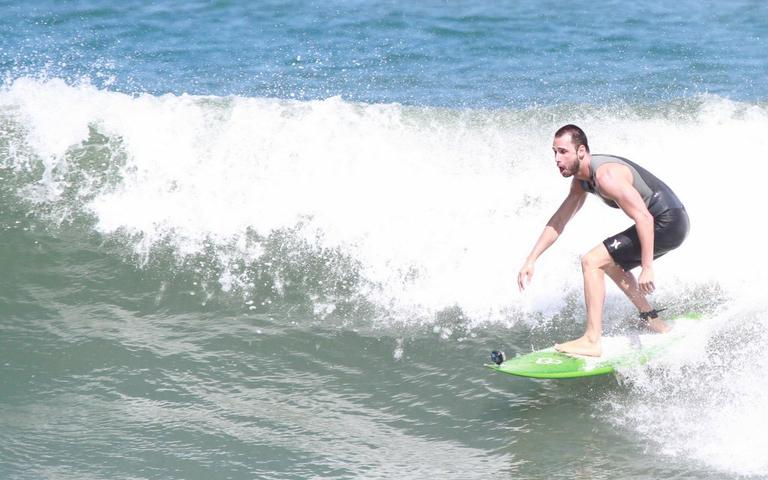 Rodrigo Santoro mostra habilidade no surfe pelo Rio de Janeiro