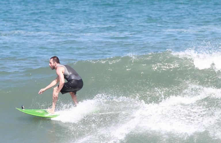 Rodrigo Santoro mostra habilidade no surfe pelo Rio de Janeiro