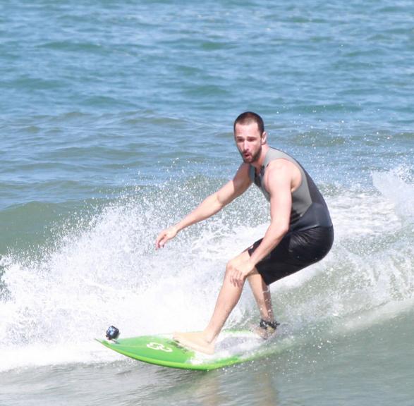 Rodrigo Santoro mostra habilidade no surfe pelo Rio de Janeiro