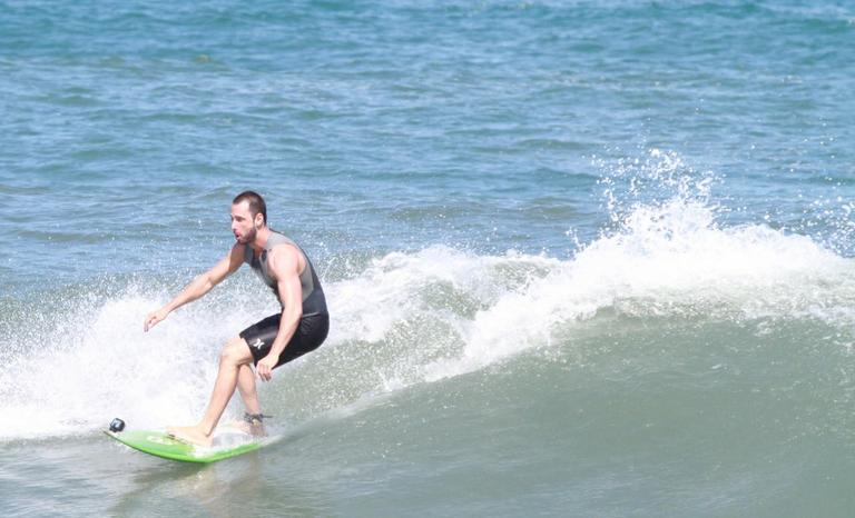 Rodrigo Santoro mostra habilidade no surfe pelo Rio de Janeiro