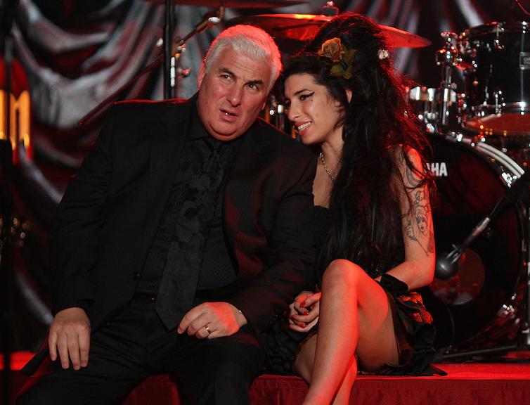 Mitch Winehouse, pai de Amy Winehouse, era taxista até sua filha estourar no mundo da música