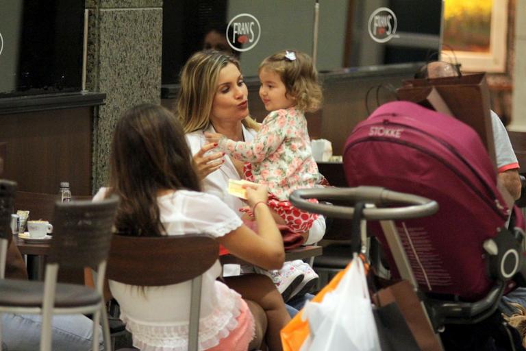 Flávia Alessandra com as filhas Giulia e Olívia