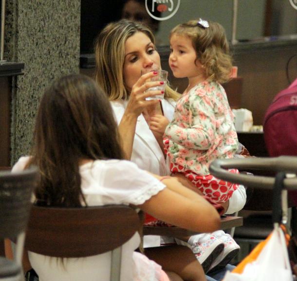 Flávia Alessandra com as filhas Giulia e Olívia