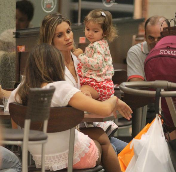 Flávia Alessandra com as filhas Giulia e Olívia