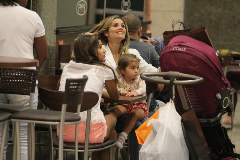 Flávia Alessandra com as filhas Giulia e Olívia