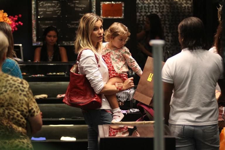 Flávia Alessandra com a filha Olívia