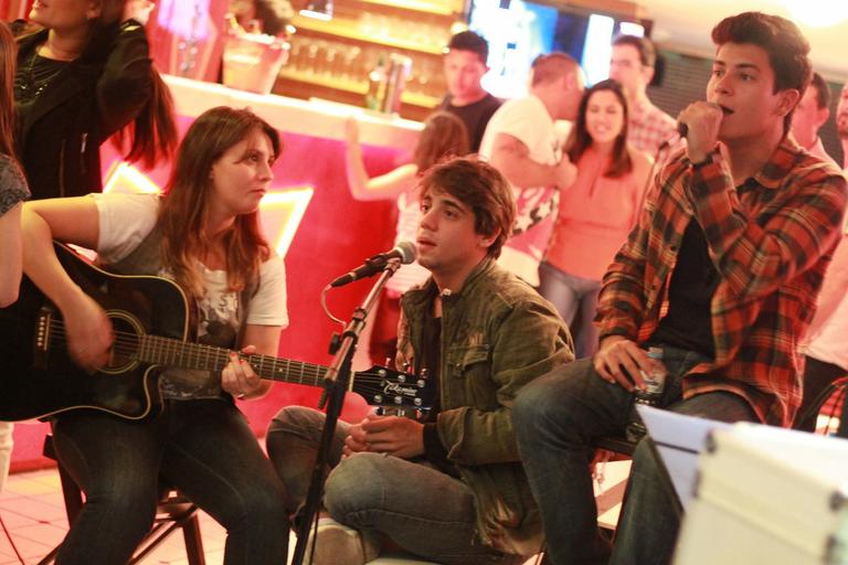 Taty Cireli, Guga Sabatie e Arthur Aguiar cantam no Rio