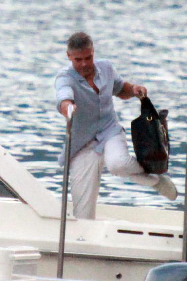 George Clooney faz passeio de barco com a amada, Stacy Keibler, na Itália