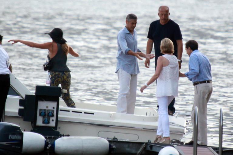 George Clooney faz passeio de barco com a amada, Stacy Keibler, na Itália