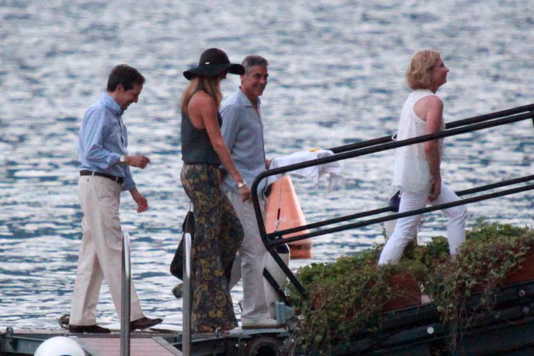 George Clooney faz passeio de barco com a amada, Stacy Keibler, na Itália