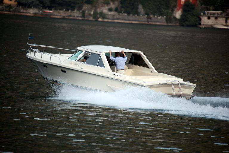 George Clooney faz passeio de barco com a amada, Stacy Keibler, na Itália