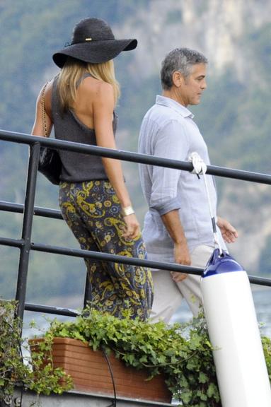 George Clooney faz passeio de barco com a amada, Stacy Keibler, na Itália