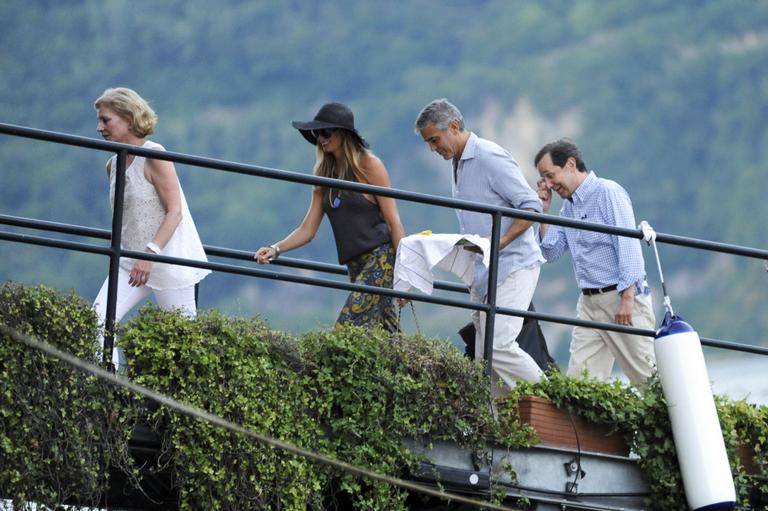 George Clooney faz passeio de barco com a amada, Stacy Keibler, na Itália