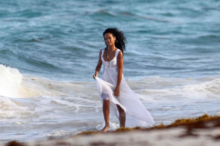 Rihanna faz campanha publicitária de turismo da ilha de Barbados, sua terra natal