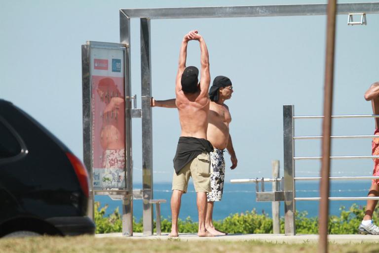 André Gonçalves se exercita pela orla da praia do Recreio, Rio de Janeiro