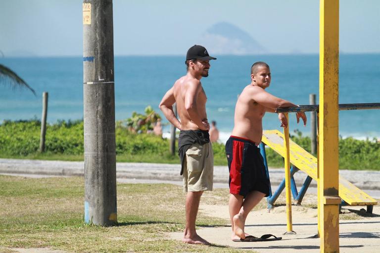 André Gonçalves se exercita pela orla da praia do Recreio, Rio de Janeiro