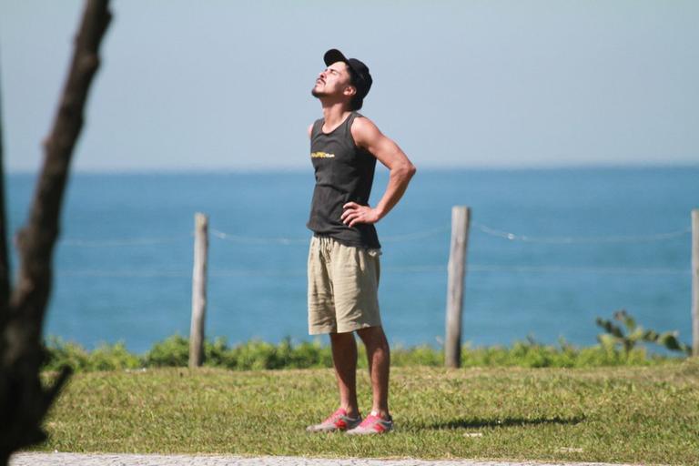 André Gonçalves se exercita pela orla da praia do Recreio, Rio de Janeiro