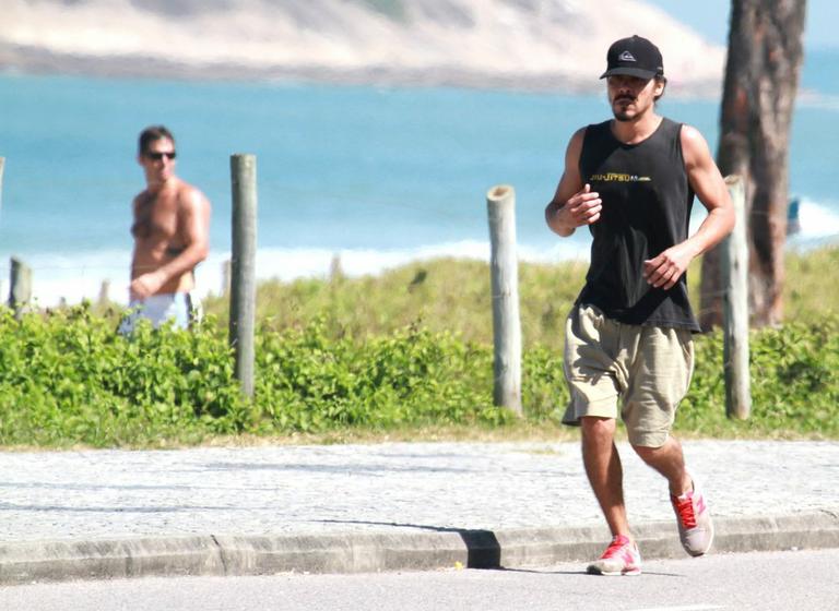 André Gonçalves se exercita pela orla da praia do Recreio, Rio de Janeiro