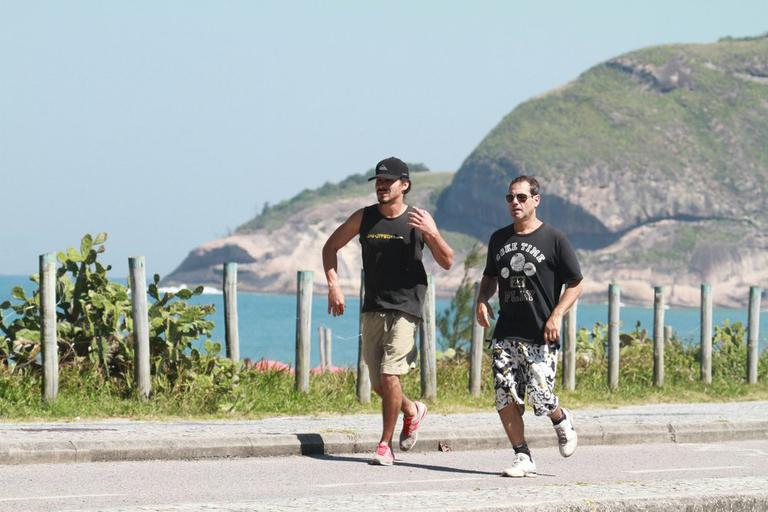 André Gonçalves se exercita pela orla da praia do Recreio, Rio de Janeiro