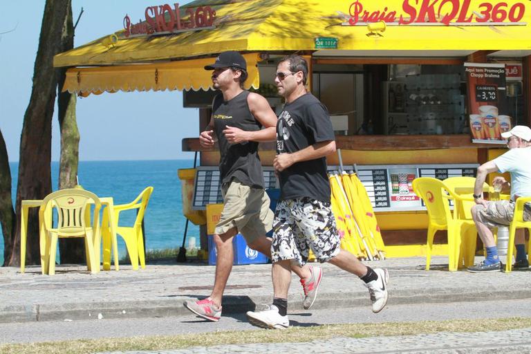 André Gonçalves se exercita pela orla da praia do Recreio, Rio de Janeiro