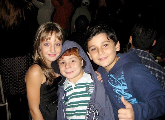 Com 11 anos, época em que trabalhou na Record, Bruna Griphao posa para fotos com Kaic Crescente e Vinicius Moreno, que hoje atuam em 'Gabriela' e 'A Grande Família', da Globo