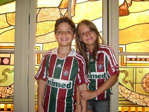 Aos 10 anos, Bruna Griphao com o primo Fellipe