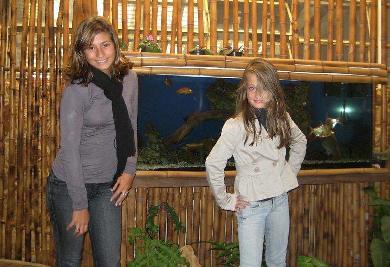 Bruna Griphao, aos 11 anos, com Amanda