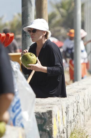 Ana Maria Braga curte sábado com marido