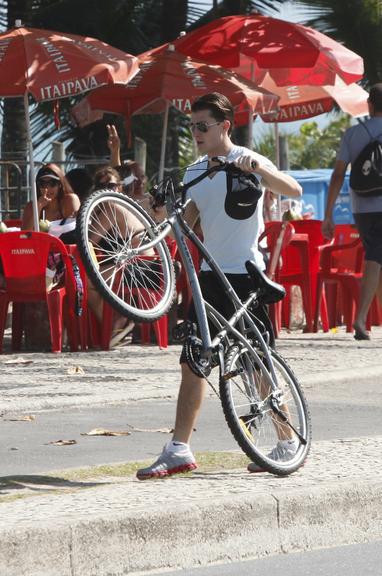 Klebber Toledo chega para o passeio de bicicleta com a namorada, Marina Ruy Barbosa, e os sogros Paulo e Geoconda