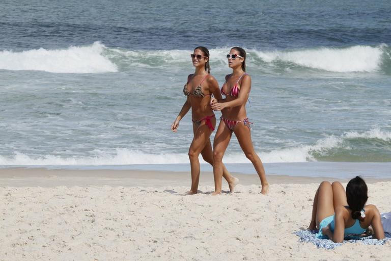 Bia e Branca Feres exibem boa forma na praia