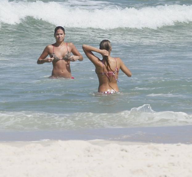 Bia e Branca Feres exibem boa forma na praia