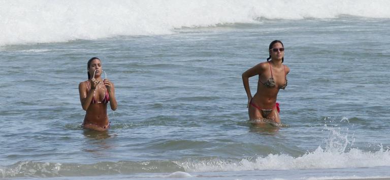 Bia e Branca Feres exibem boa forma na praia