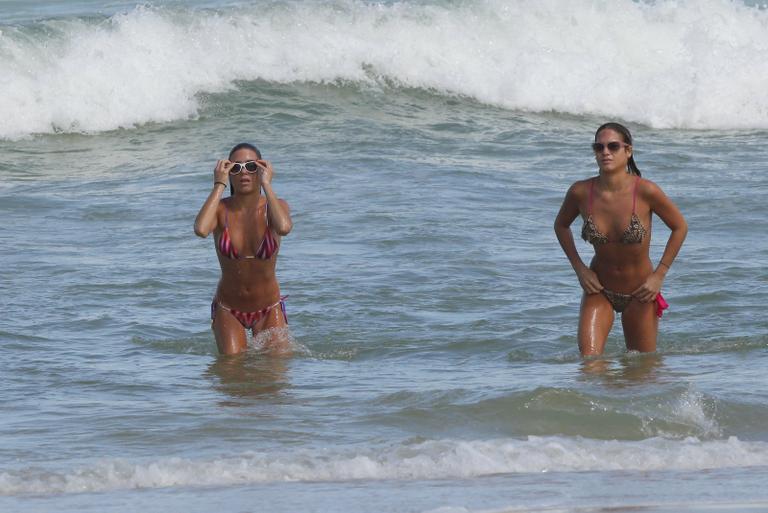 Bia e Branca Feres exibem boa forma na praia