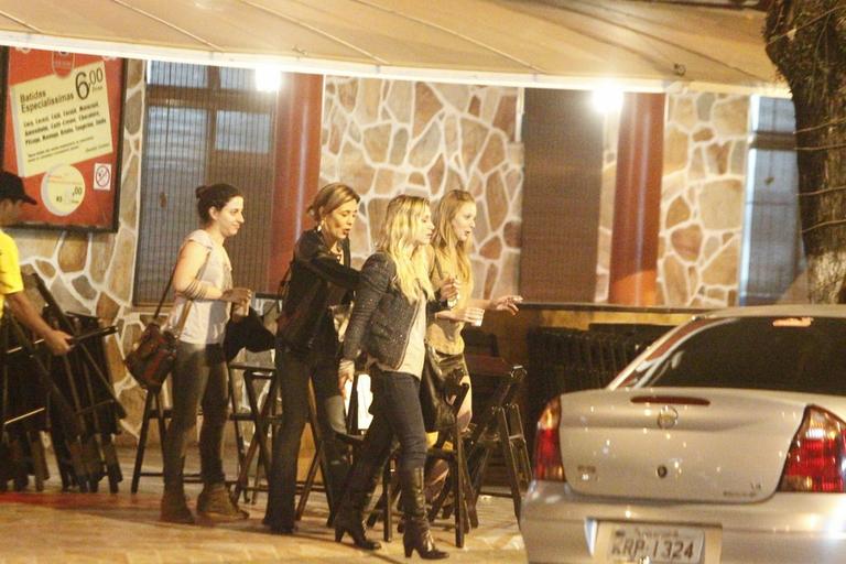 Elenco de 'Avenida Brasil' se diverte em boteco no Rio