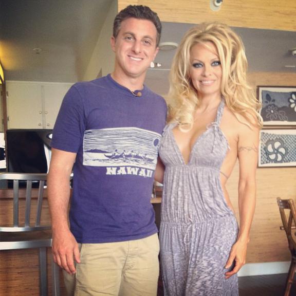 Luciano Huck grava 'Caldeirão' com Pamela Anderson no Havaí