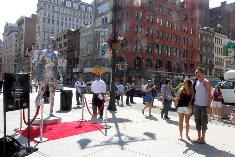 Estátua prateada e David Beckham