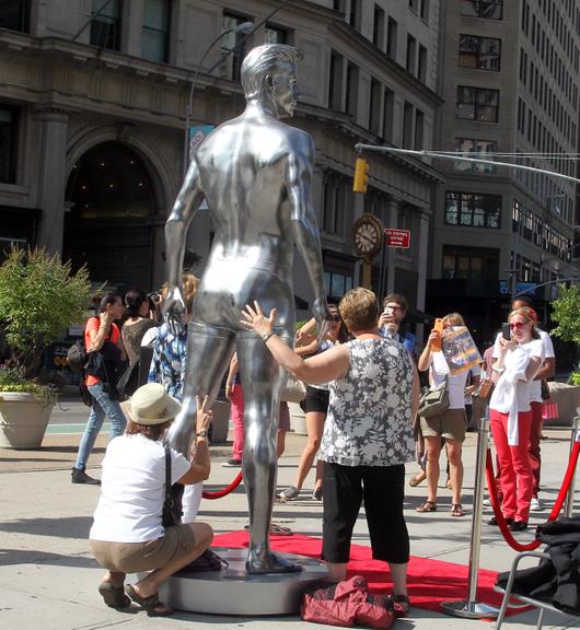 Estátua prateada e David Beckham